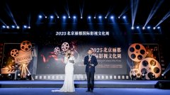 市平易近正在“逛市集、品美食、选文创”中感