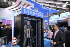 几位不雅众头戴VR